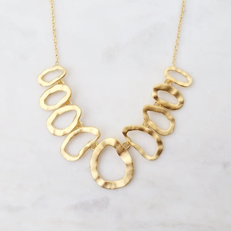 women's necklaces with modern flair -Gold Oval Centerpiece on Chain Necklace