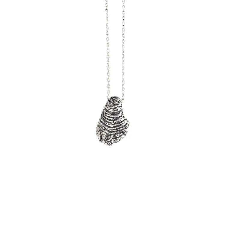 women's necklaces with dainty chain -Oyster Locket Necklace