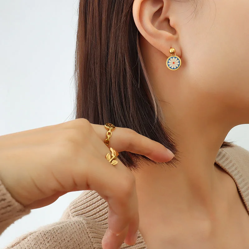 F327-a Pair of Gold Earrings