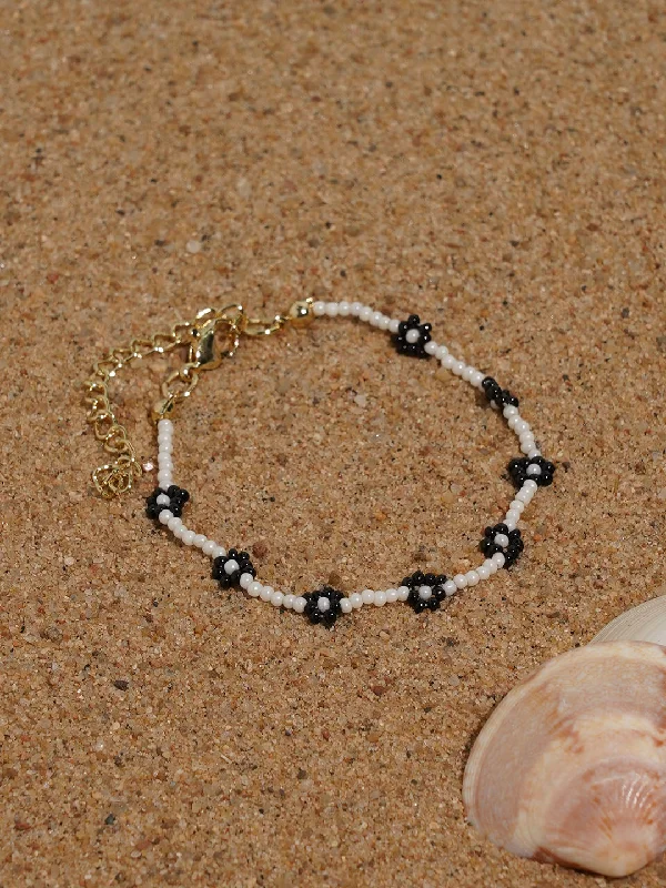 women's bracelets with delicate detailing -Flower black and white beaded bracelet