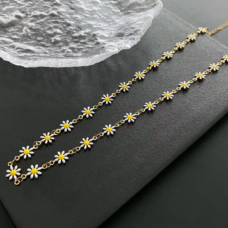 03-D11 Titanium Steel Little Daisy Necklace Light Color